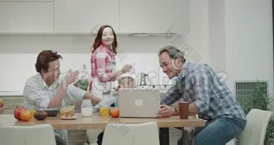 快乐的一家人和成熟的父母一起吃了一顿丰盛的早餐，而妈妈<strong>做饭</strong>，<strong>爸爸</strong>则播放了一段美好的视频。